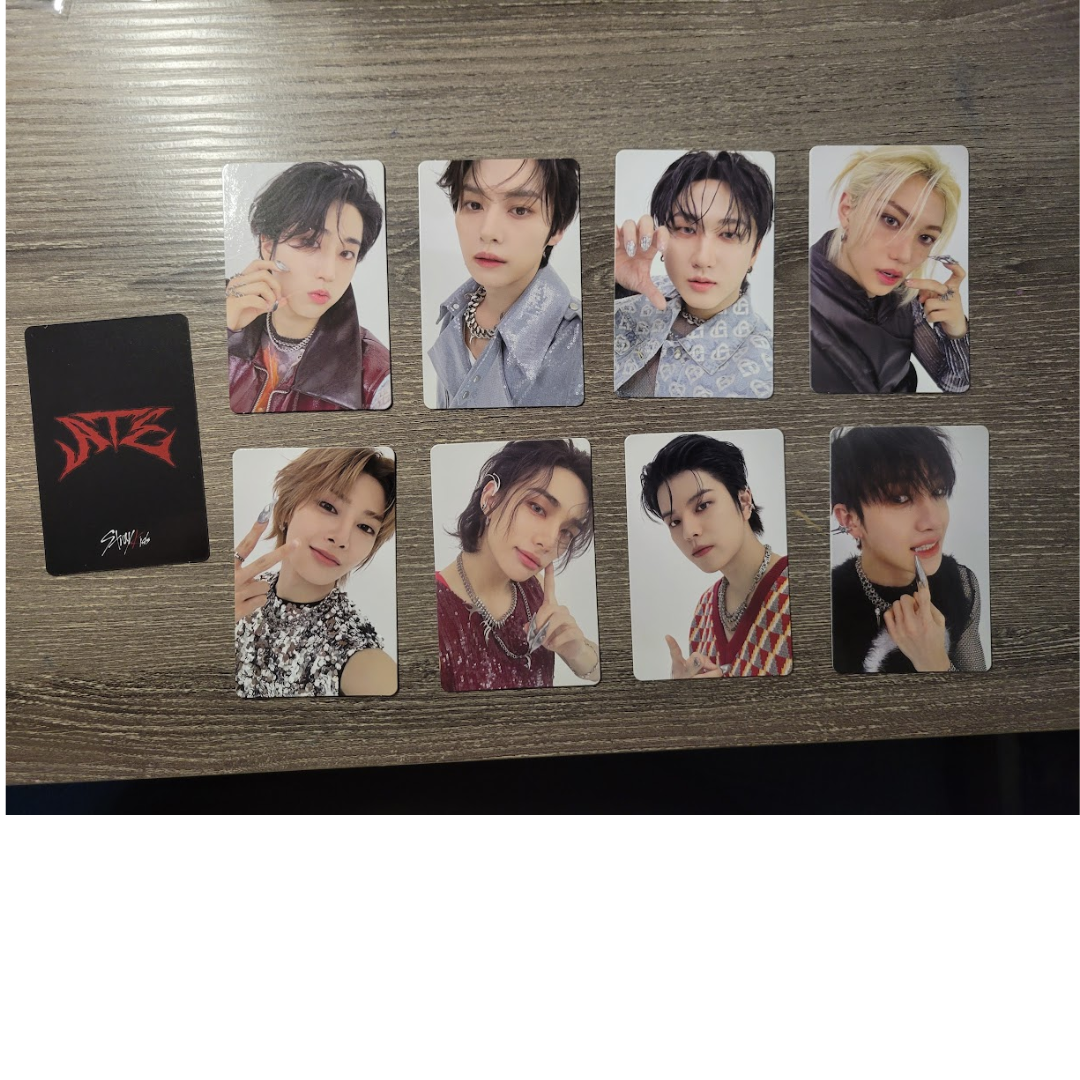 1 Minho high quality & 1 Hyunjin Apple Music Preorder Benefits Photocards